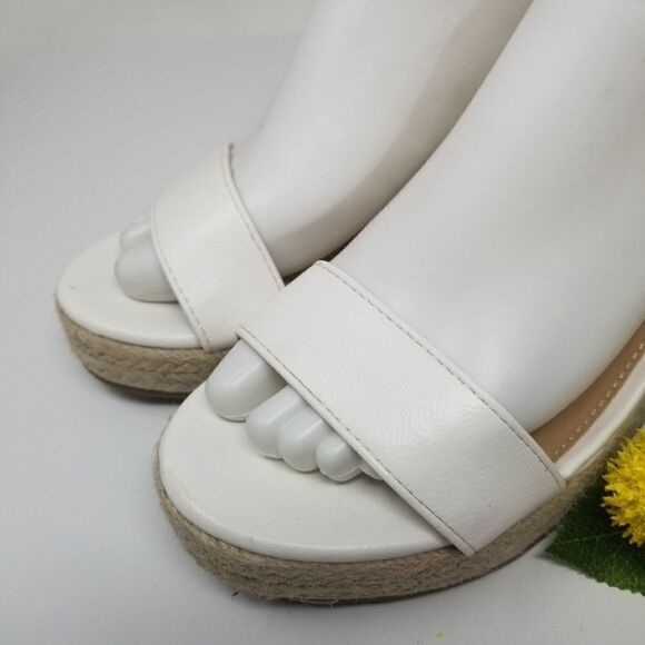 ESPRIT WHITE WEDGE SANDALS SIZE 6.5. PU LEATHER. - Picture 3 of 15